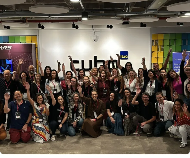Grupo da Moovers reunido em uma visita presencial ao Cubo Itaú