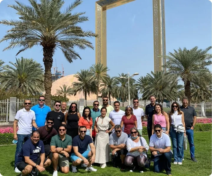 Grupo da Moovers em frente ao Dubai Frame