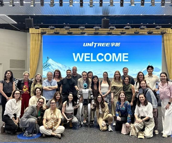 Grupo da Moovers ao lado de um robô humanoide na Unitree, em Hangzhou
