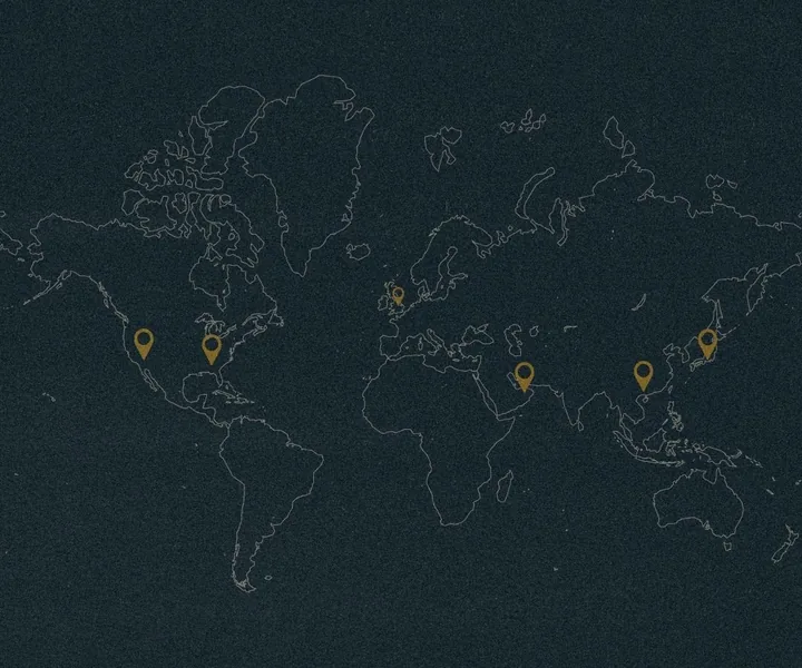 Mapa-múndi com marcadores nos destinos das Journeys da Moovers