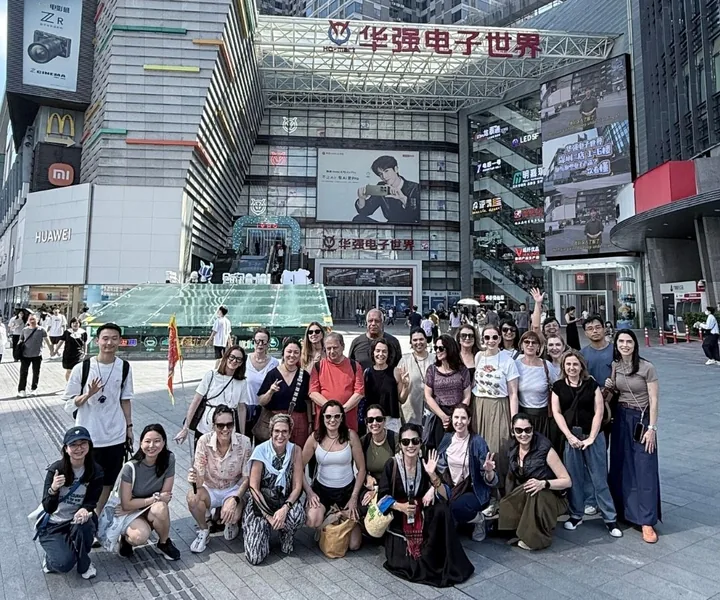 Grupo da Moovers no mercado de eletrônicos de Huaqiangbei, em Shenzhen
