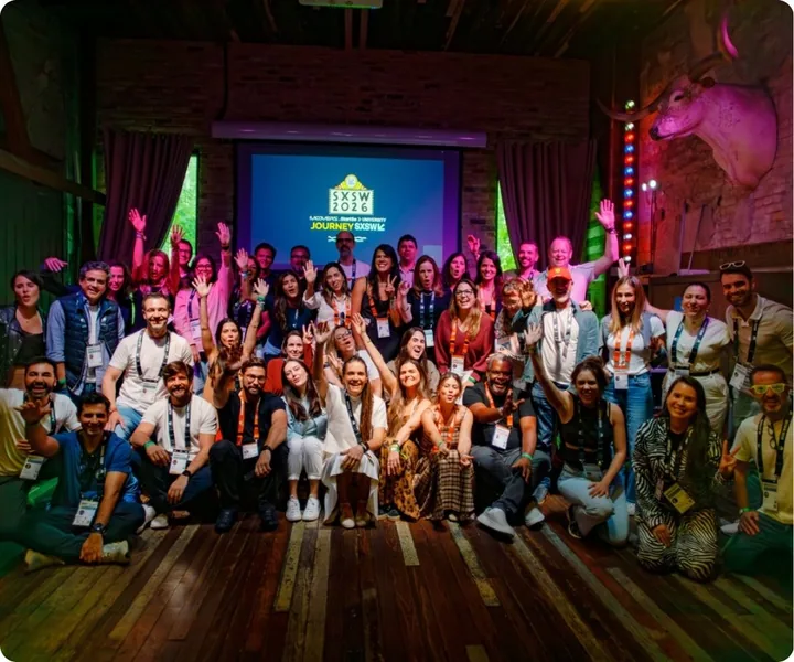 Grupo da Moovers reunido em um palco durante o SXSW, no Texas