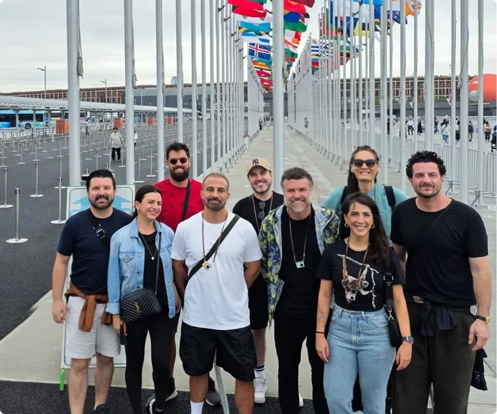 Grupo da Moovers em Tóquio, entre bandeiras de vários países